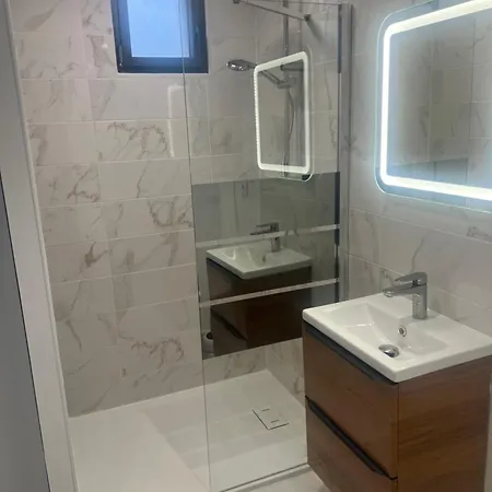 Attenant A La Maison *